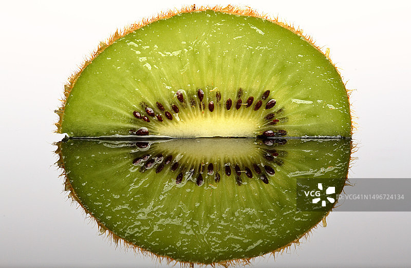 白色背景上的猕猴桃切片特写图片素材