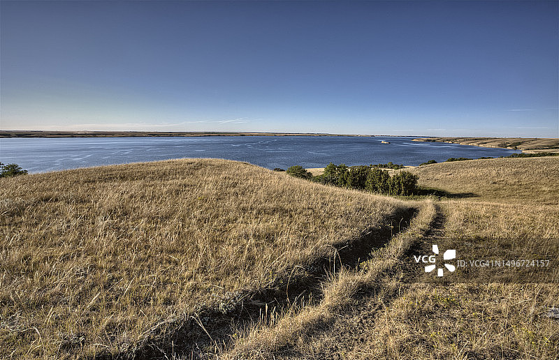 晴空下的美丽陆地景色图片素材
