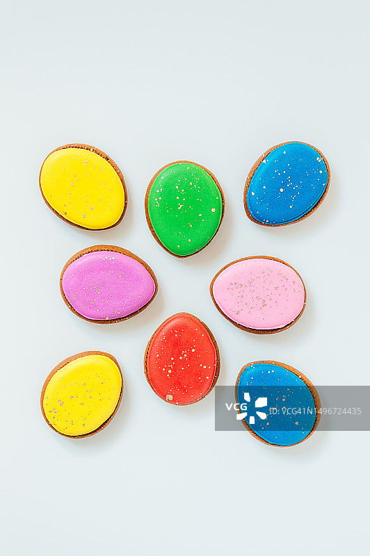 白色背景上彩色甜食的特写图片素材