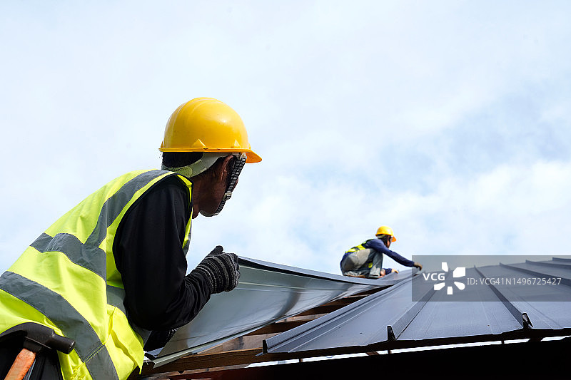 建筑工地上的屋顶工人图片素材
