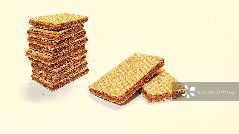 白色背景下的堆叠硬币特写，埃及开罗图片素材