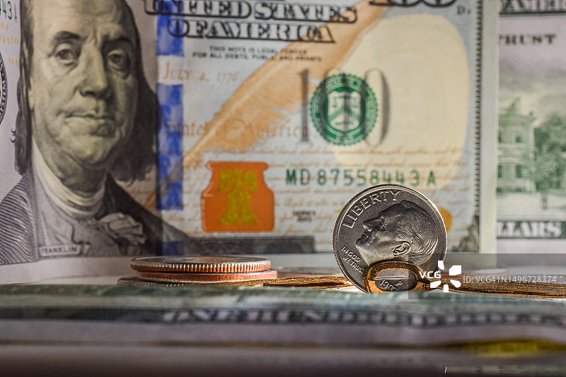 富兰克林罗斯福硬币和本杰明·富兰克林百元钞票图片素材