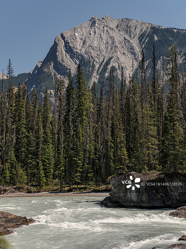 踢马河与天然桥图片素材