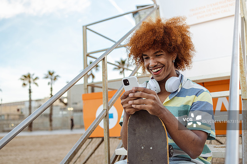 在线消息传递。网上冲浪。滚动浏览社交媒体feeds图片素材