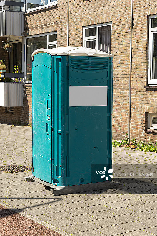 人行道上的化学建筑厕所图片素材