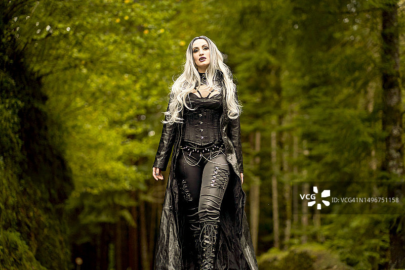 户外的吸血鬼服装女人图片素材