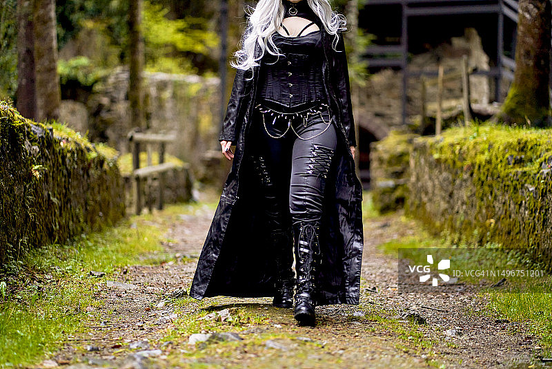 户外的吸血鬼服装女人图片素材