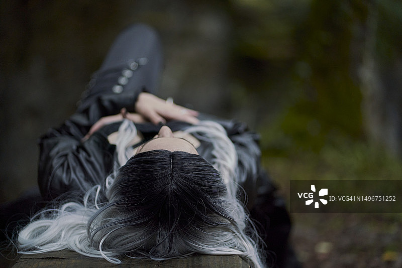 穿吸血鬼服装的女人图片素材