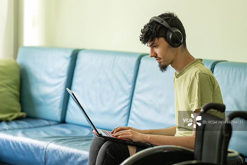 坐在轮椅上的残疾人使用电器和能源图片素材