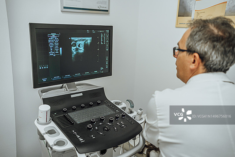 医生进行超声检查图片素材