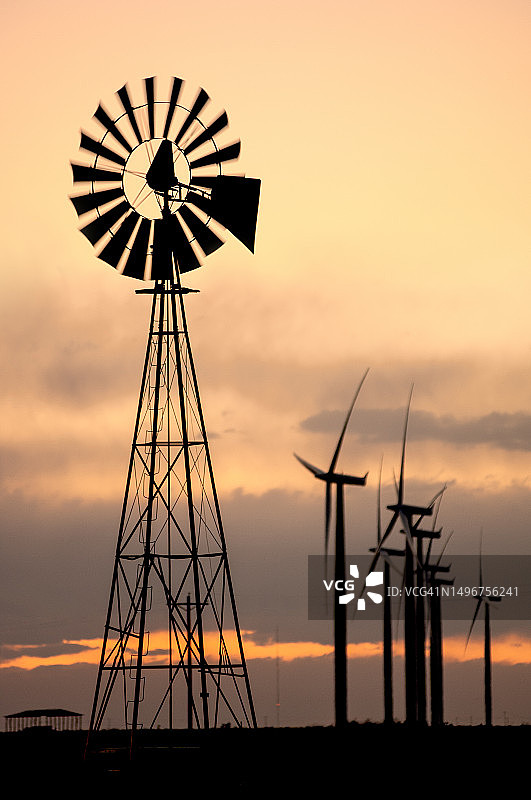 风车和风力涡轮机，日落，美国德克萨斯州图片素材