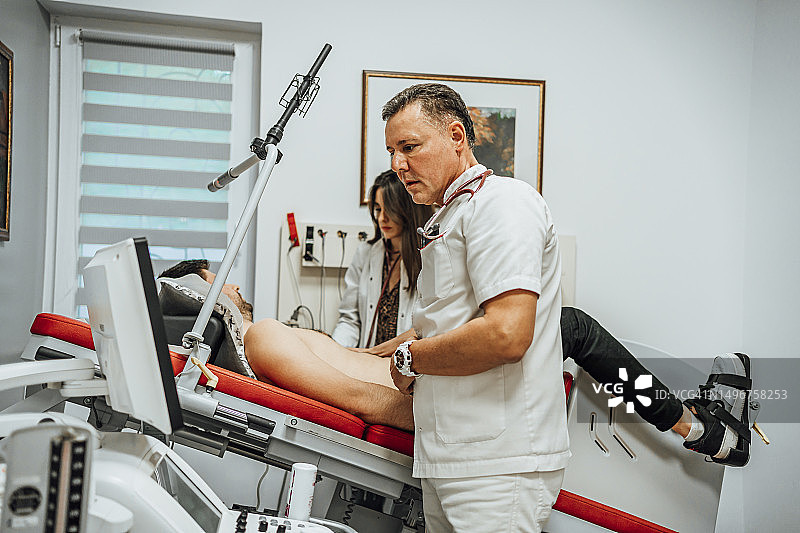 男人在诊所进行心肺功能压力测试图片素材