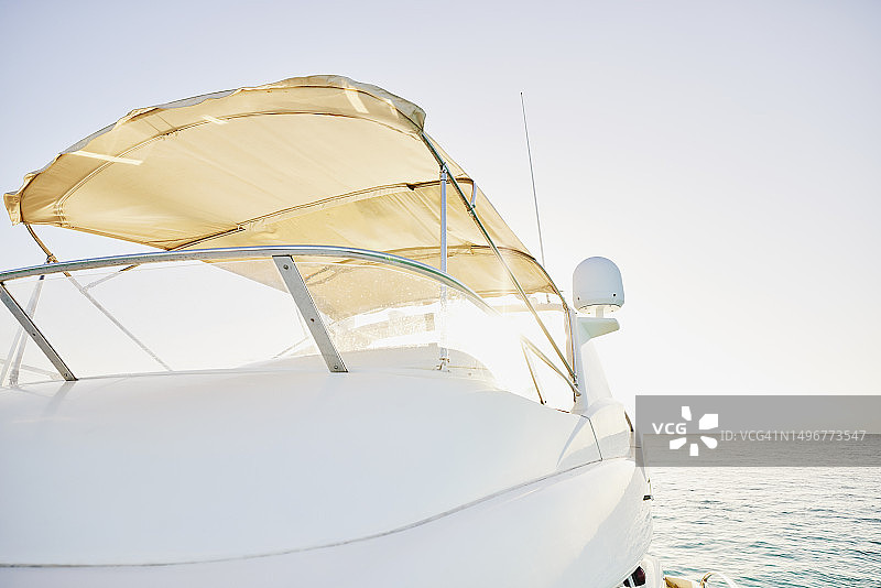 加勒比海日出时游艇驾驶台的广角镜头图片素材