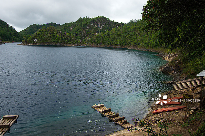 停泊在拉卡纳达湖岸边的木筏和独木舟，蒙特贝洛湖群国家公园，墨西哥恰帕斯图片素材