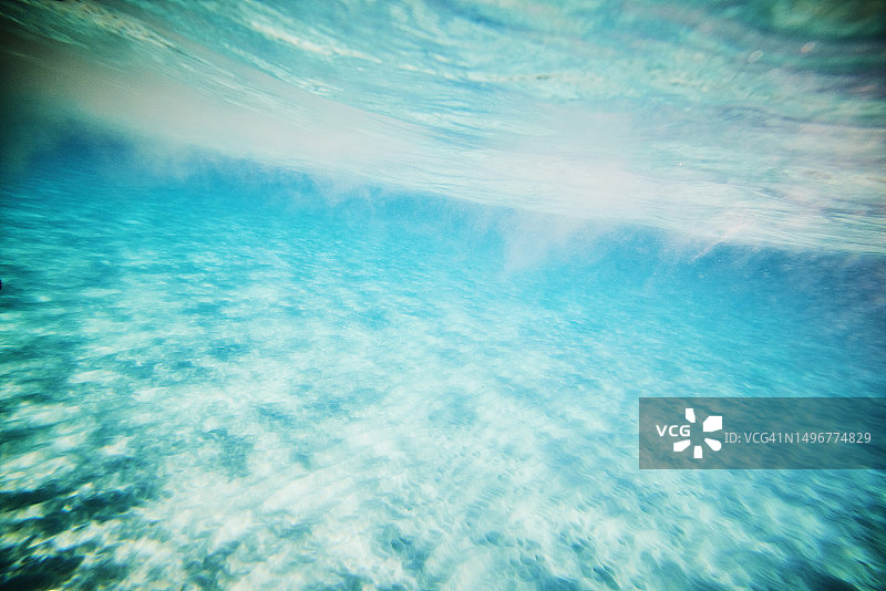 水下广角镜头：加勒比海的沙质海底图片素材