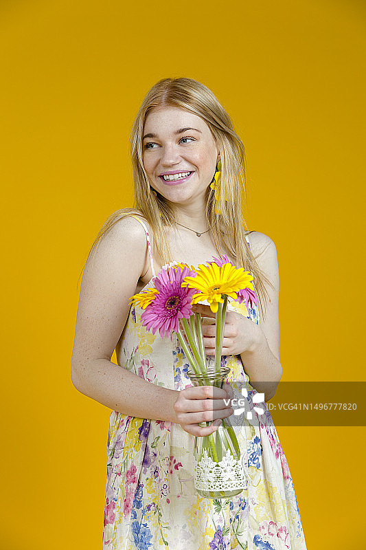 身穿夏装的漂亮女人图片素材