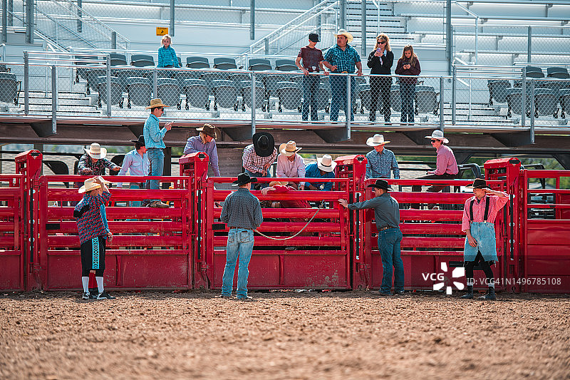准备好在围栏后骑公牛的牛仔图片素材