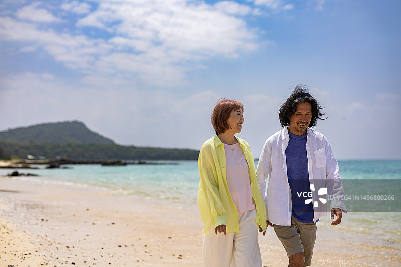 情侣在旅途中享受海边风光图片素材