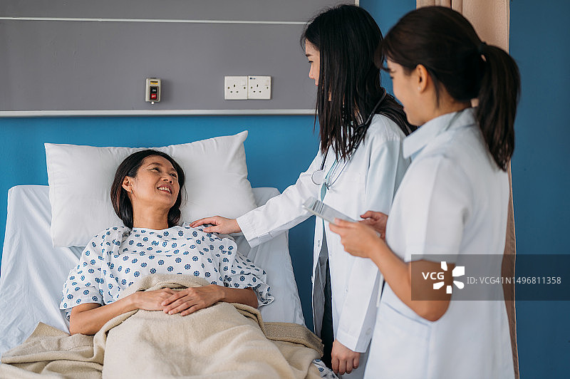 女医生和助手询问女患者治疗后的症状图片素材