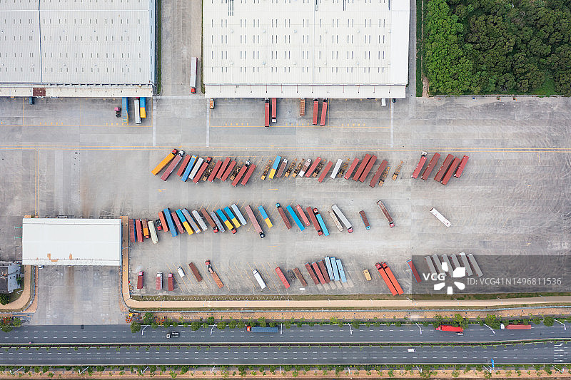 物流中心卡车停车场鸟瞰图图片素材
