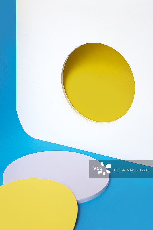纯蓝色背景上的抽象圆图片素材