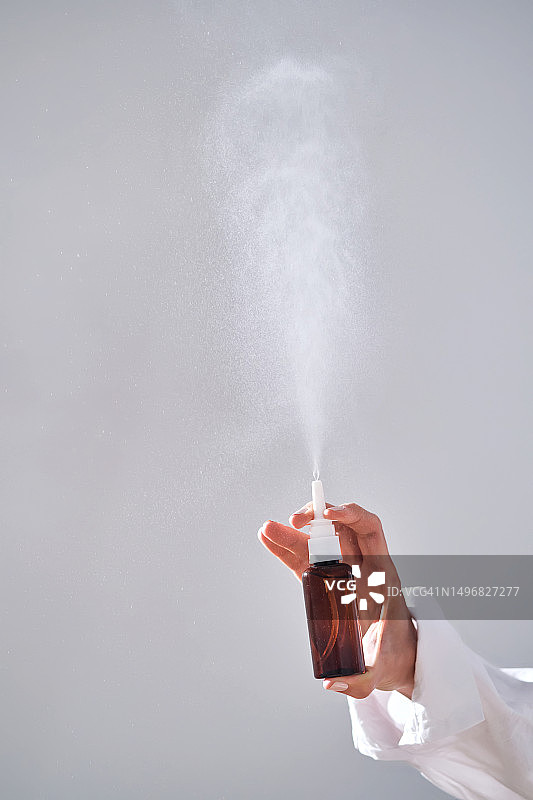 女人用海水喷雾喷洒保湿鼻腔图片素材
