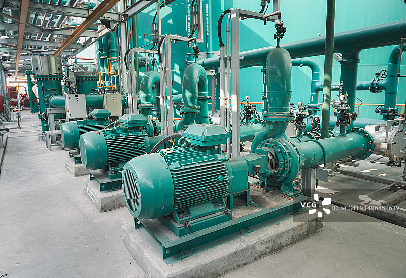 工业区管道系统和泵图片素材