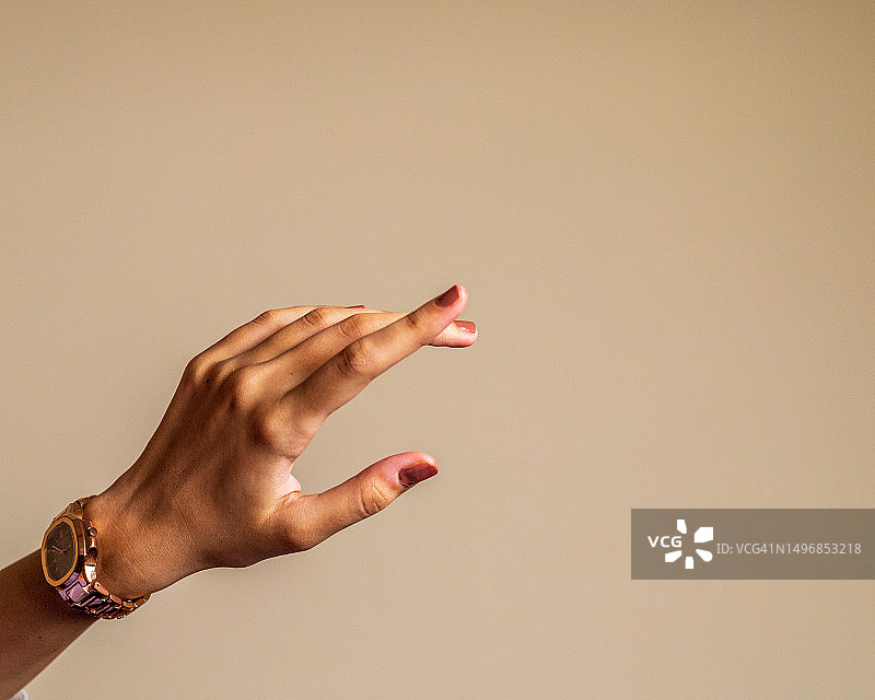 年轻女人的手部姿势图片素材