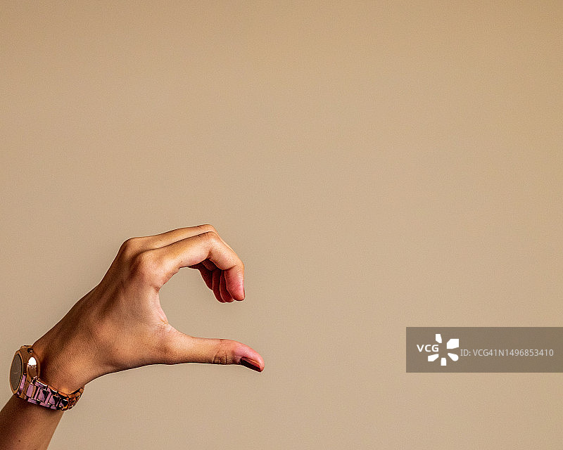 年轻女人的手部姿势图片素材