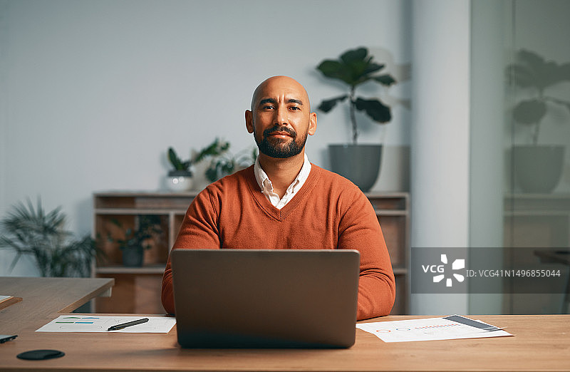 商务人士在夜晚办公室使用笔记本电脑进行金融管理和银行投资图片素材