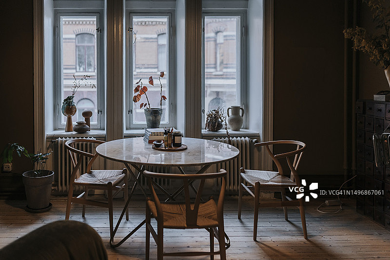 家中客厅窗边的桌椅图片素材