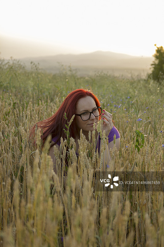 在草地上的红发女孩图片素材