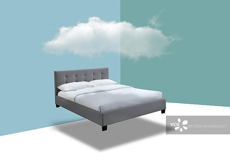 漂浮在空中，上方有白云的双人床图片素材