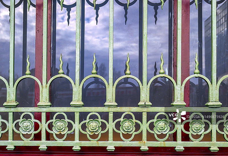 窗户上的金属制品图片素材