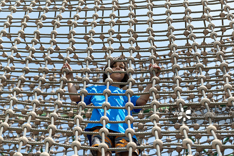 在户外公共探险公园绳索课程中的小男孩图片素材