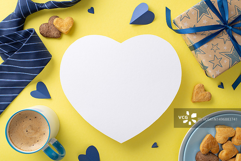 自制父亲节早餐：饼干、咖啡、领带和礼品盒图片素材