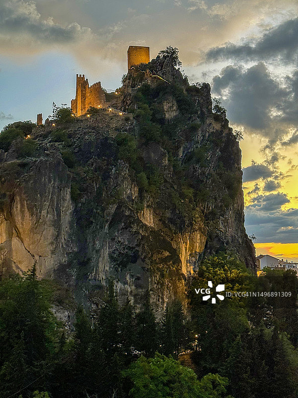 伊鲁埃拉小镇的城堡日落景色图片素材