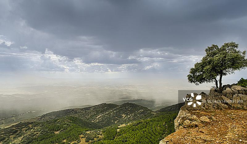 雨天卡索拉山脉的景观图片素材