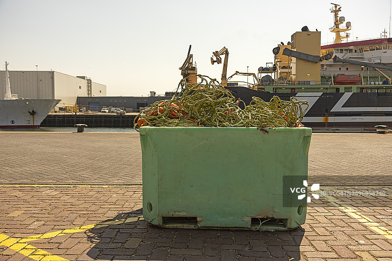 装满渔网的绿色大型工业塑料箱图片素材
