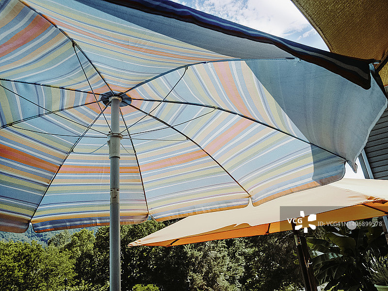 橙青色庭院遮阳伞图片素材
