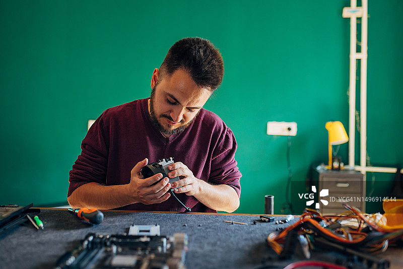 专注的男人安装电脑散热器图片素材
