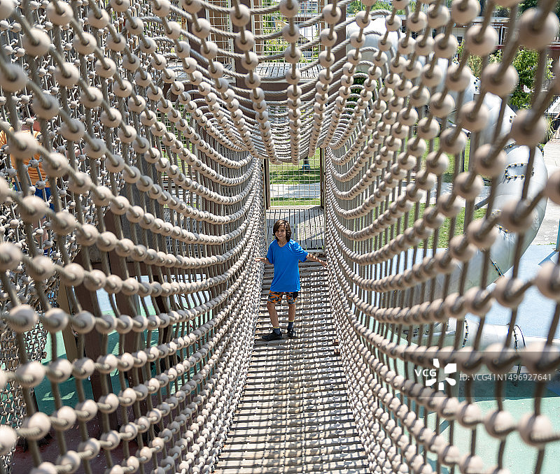 在户外公共探险公园绳索课程中的小男孩图片素材