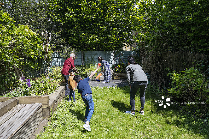 在后花园打板球的英籍印度家庭图片素材