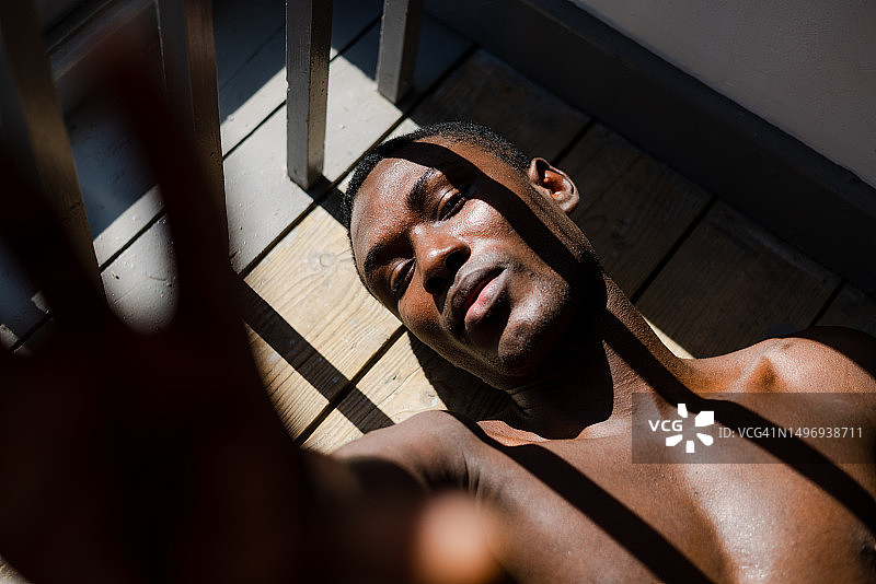 沐浴在阳光下图片素材