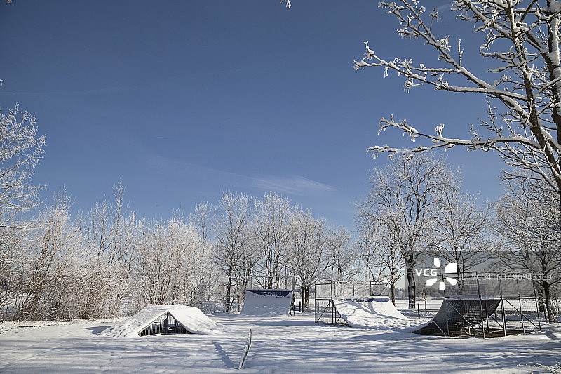 德国巴伐利亚州埃兴瑙游乐场的雪地运动坡道图片素材