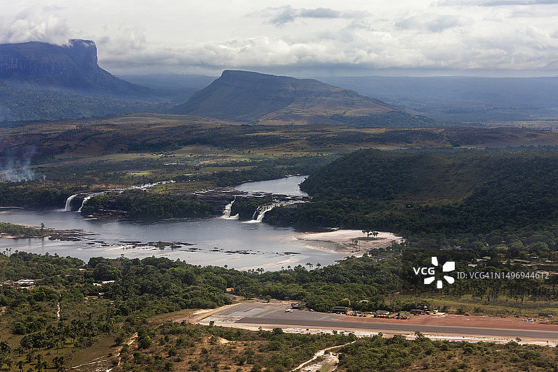 委内瑞拉卡奈马泻湖瀑布鸟瞰图图片素材