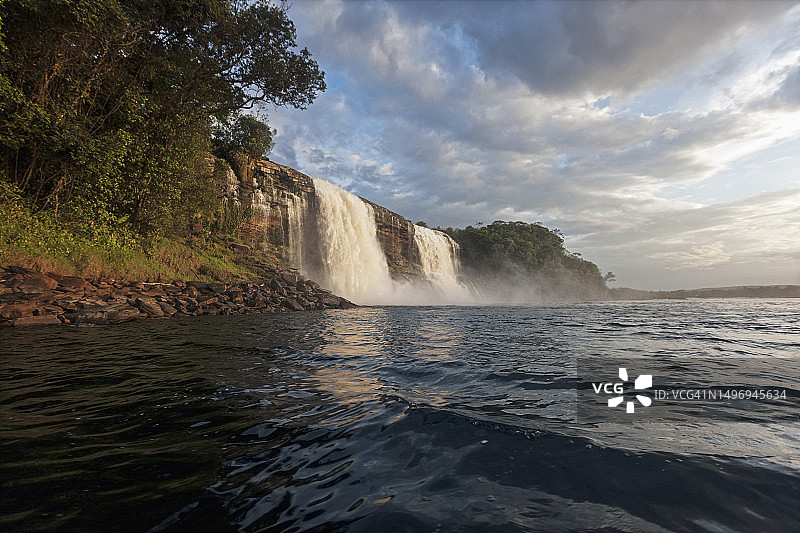 委内瑞拉玻利瓦尔州卡奈马国家公园瀑布图片素材