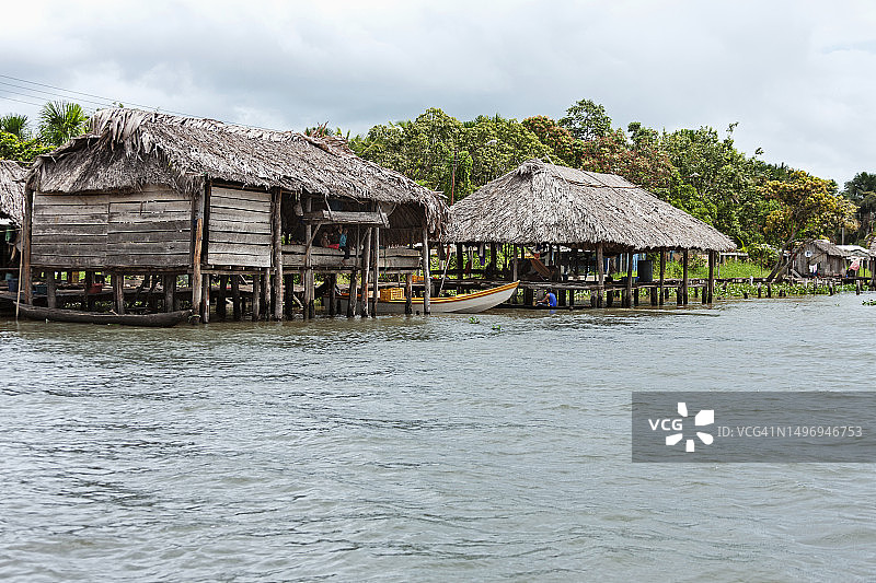 委内瑞拉奥里诺科三角洲河边的瓦劳印第安房屋图片素材