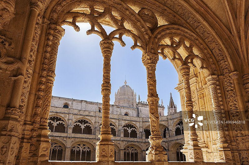 透过拱门看热罗尼姆斯修道院，葡萄牙里斯本图片素材