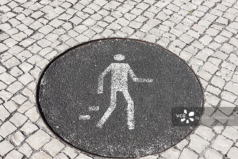 葡萄牙里斯本污水井上的行人标志图片素材